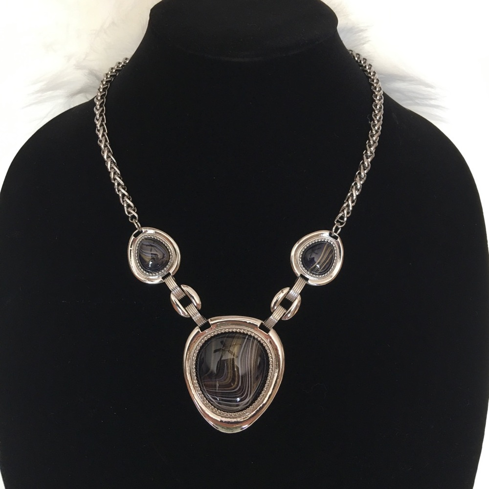 Necklace in Silver tone and navy blue rock